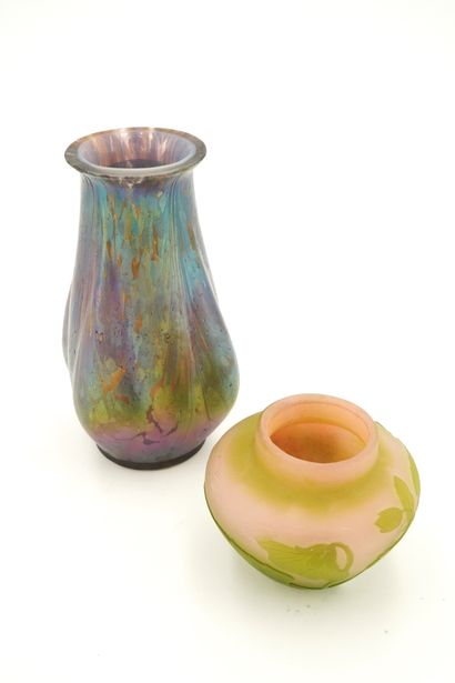 Dans le goût de Gallé, petit vase en verre...