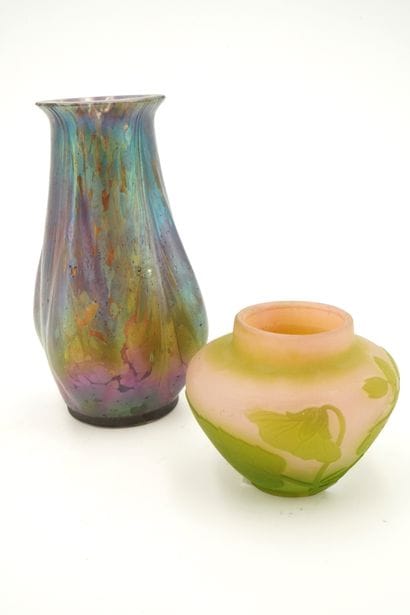 Dans le goût de Gallé, petit vase en verre...