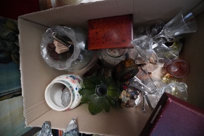 *Réunion d'objets divers comprenant verreries,...