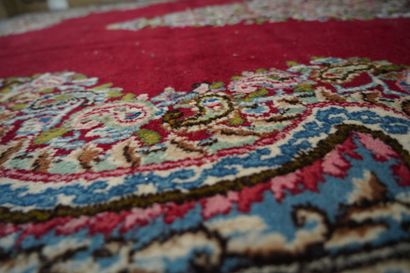 Cinq grands tapis orientaux en laine à motif...