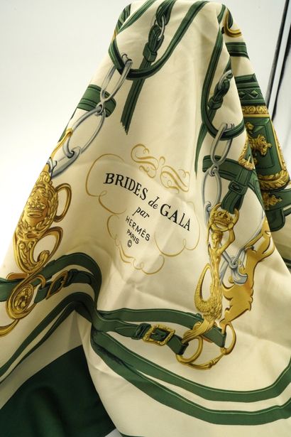 HERMES PARIS, carré de soie, modèle brides...