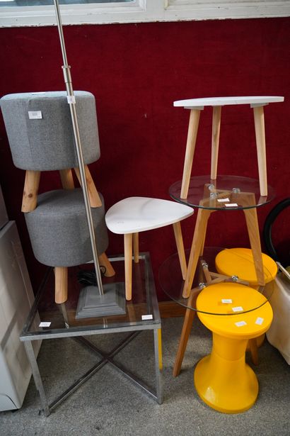 *Ensemble de tabourets, et tables basses,...