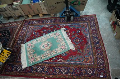 Deux grands tapis orientaux en laine à motifs...