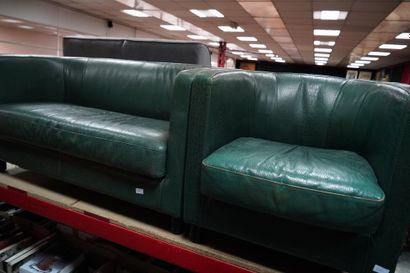 Un canapé et deux fauteuils en skaï vert