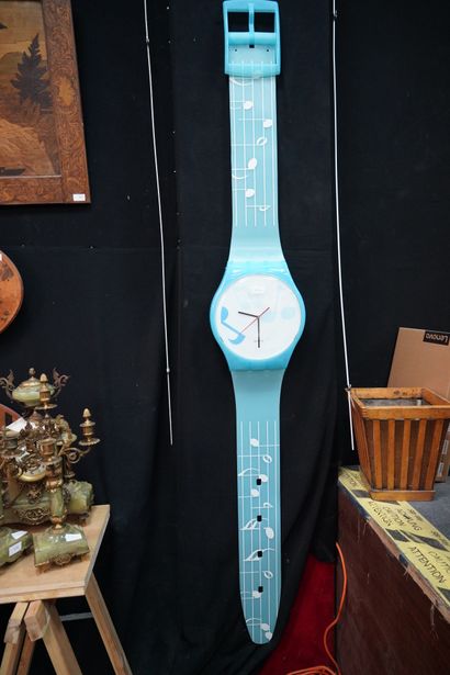 Importante horloge murale à l'imitation d'une...