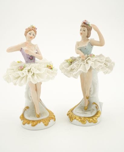 Naples. XXème. Paire de danseuses en porcelaine....