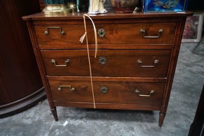 Commode en bois teinté ouvrant par trois...
