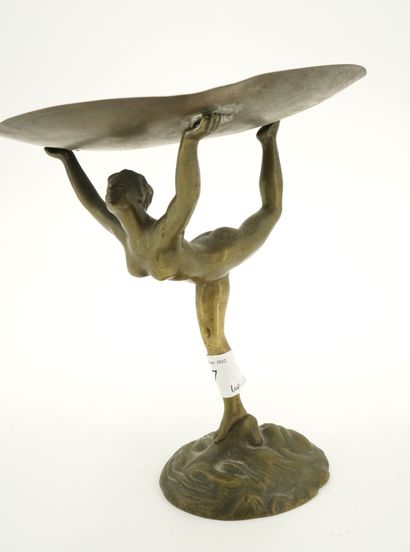 M. VALENTIN, Coupe sur pied épousant la forme...