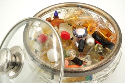 Dans une coupe en verre taillé, réunion d'échantillons...