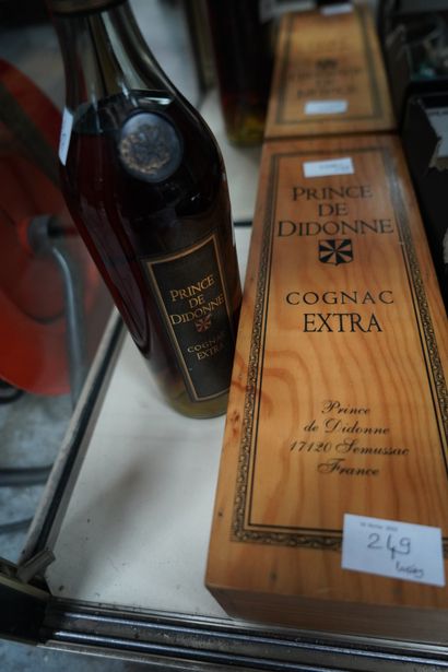 2 bouteilles Cognac, Prince de Didonne. L'une...