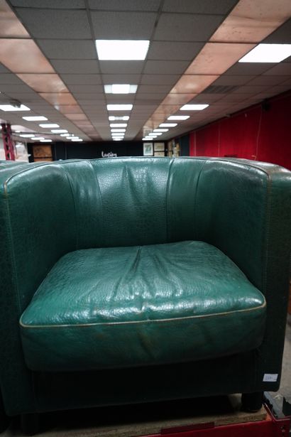 Un canapé et deux fauteuils en skaï vert