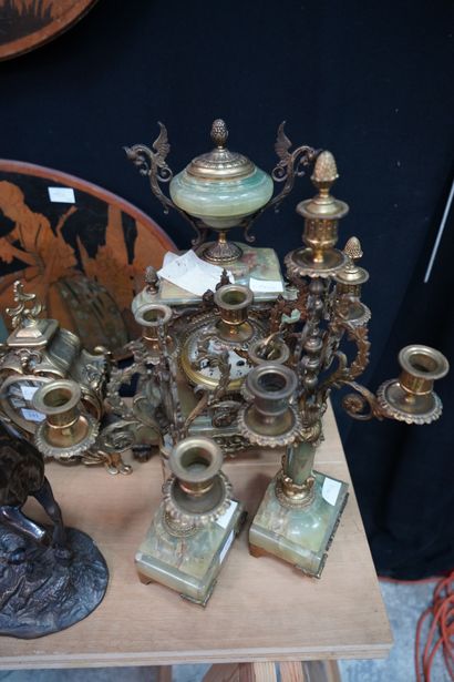 Garniture de cheminée en albâtre et bronze...