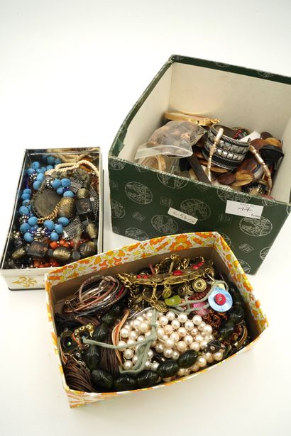 Ensemble de bijoux fantaisie (3 boîtes).