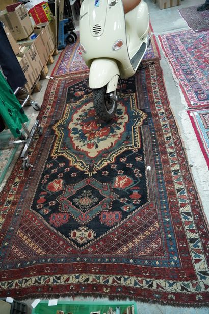 Deux grands tapis orientaux en laine à motifs...