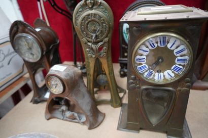 Quatre pendules en laiton ou métal, à décor...