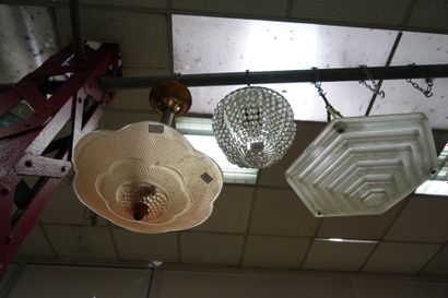 Deux suspensions en verre de style Art Déco,...