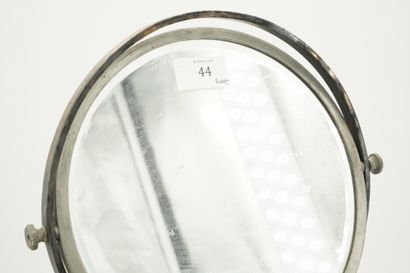 Miroir à poser en métal doré et patiné, le...