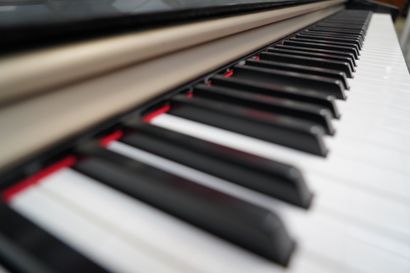 YAMAHA, Piano droit, modèle Clavinova. On...
