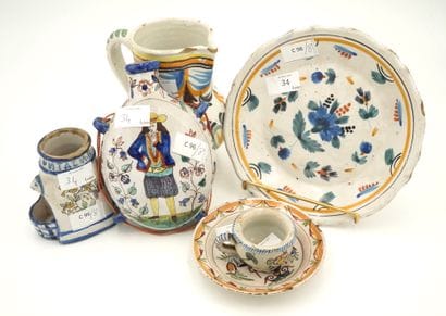Ensemble en faïence polychrome comprenant...