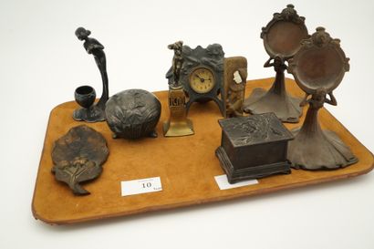 Réunion d'objets de vitrine en bronze ou...
