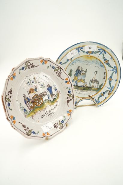 Assiette creuse en faïence polychrome portant...