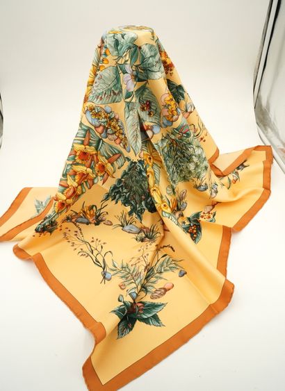 HERMES PARIS, carré de soie, à décor de fleurs,...
