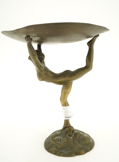 M. VALENTIN, Coupe sur pied épousant la forme...
