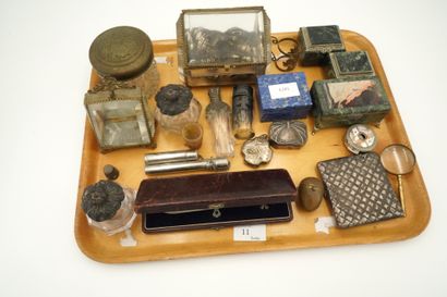 Réunion d'objets de vitrines comprenant des...