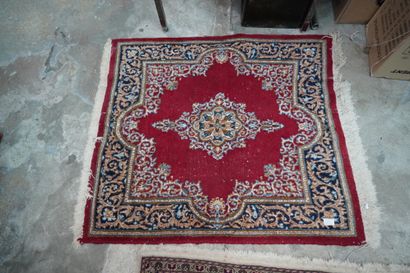 Cinq grands tapis orientaux en laine à motif...