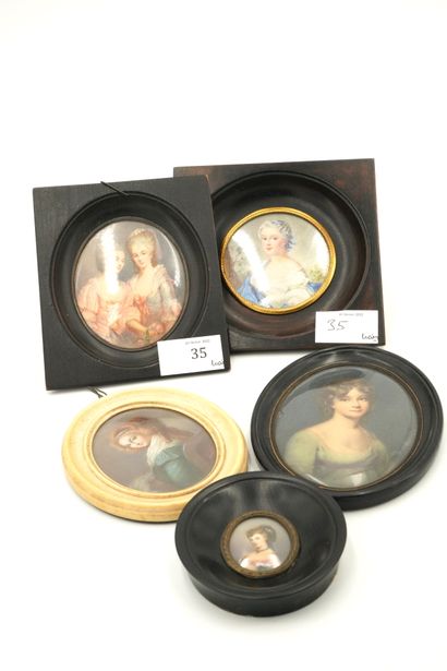 Réunion de cinq miniatures sous verre représentant...