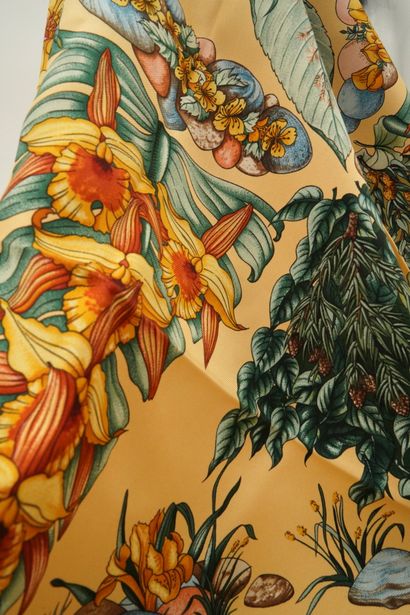 HERMES PARIS, carré de soie, à décor de fleurs,...