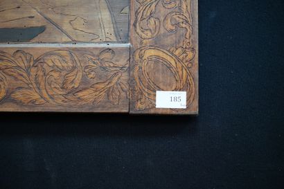 Deux grands panneaux rectangulaires en bois...