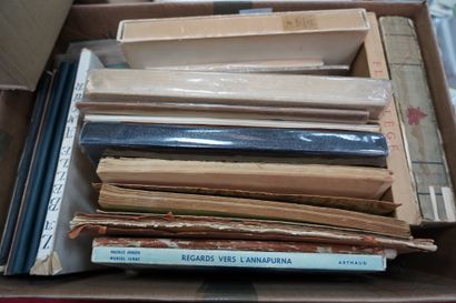 Un lot de livres reliés, albums de cartes....