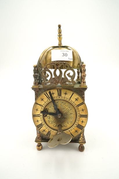 Pendule anglaise en laiton doré de style...