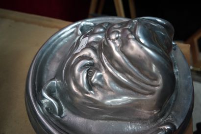 Ecole moderne, le bouledogue, relief circulaire...