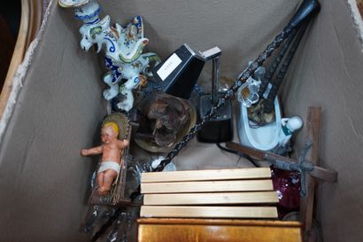 Ensemble d'objets de vitrine, comprenant...