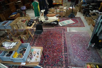 Cinq grands tapis orientaux en laine à motif...