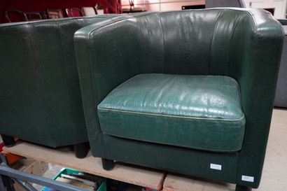 Un canapé et deux fauteuils en skaï vert