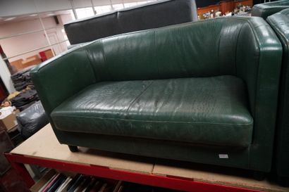 Un canapé et deux fauteuils en skaï vert