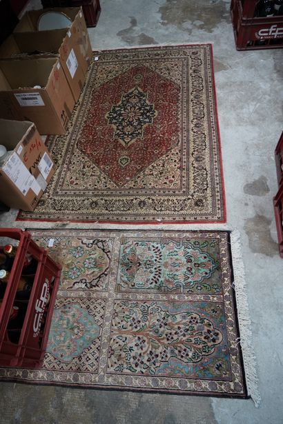 Deux tapis en laine et soie à motif floral...