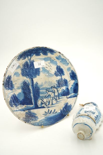 Dans le goût de Delft. Assiette en faïence...