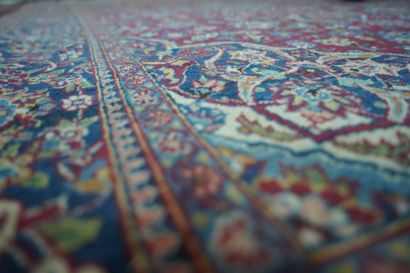 Cinq grands tapis orientaux en laine à motif...