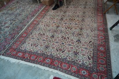 Cinq grands tapis orientaux en laine à motif...