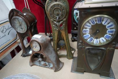 Quatre pendules en laiton ou métal, à décor...