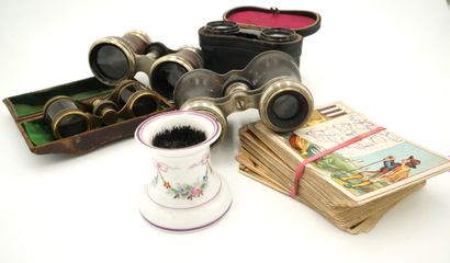Trois paires de jumelles anciennes et cartes...