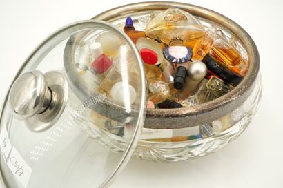 Dans une coupe en verre taillé, réunion d'échantillons...