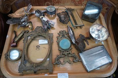 Ensemble d'objets de vitrine, comprenant...