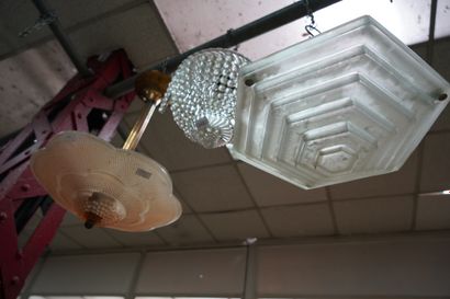 Deux suspensions en verre de style Art Déco,...