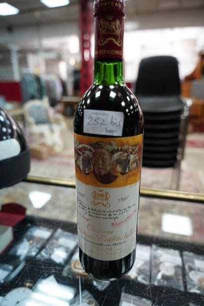 Une bouteille Château Mouton Rothschild 1987,...