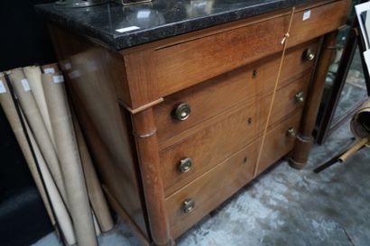 Commode placage acajou ouvrant par quatre...